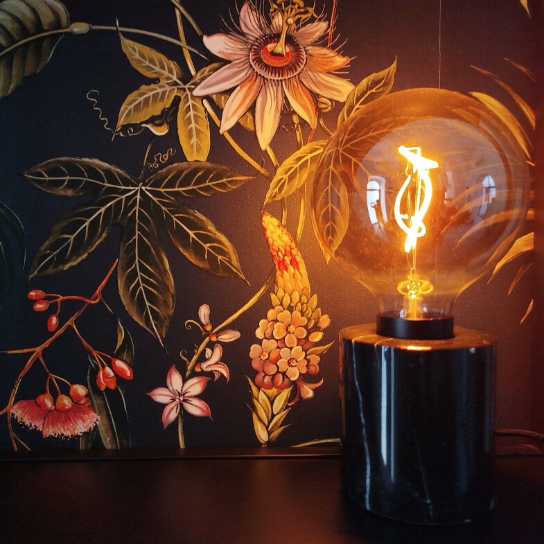 detail-light-bulb-retro